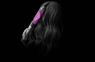 Шашты ауамен тартады және бұйралайды